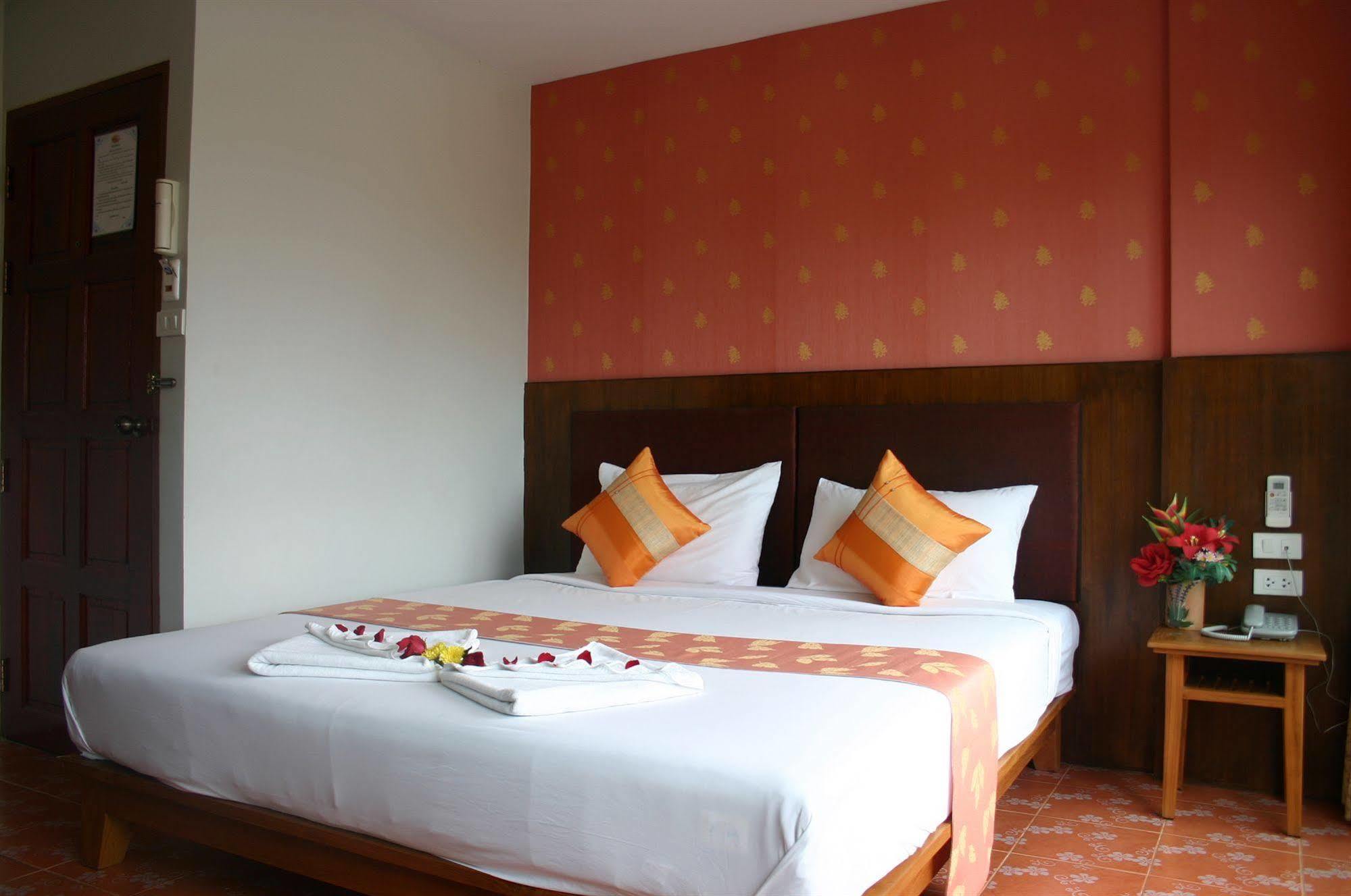 Good Nice 2 Guesthouse Patong Екстериор снимка
